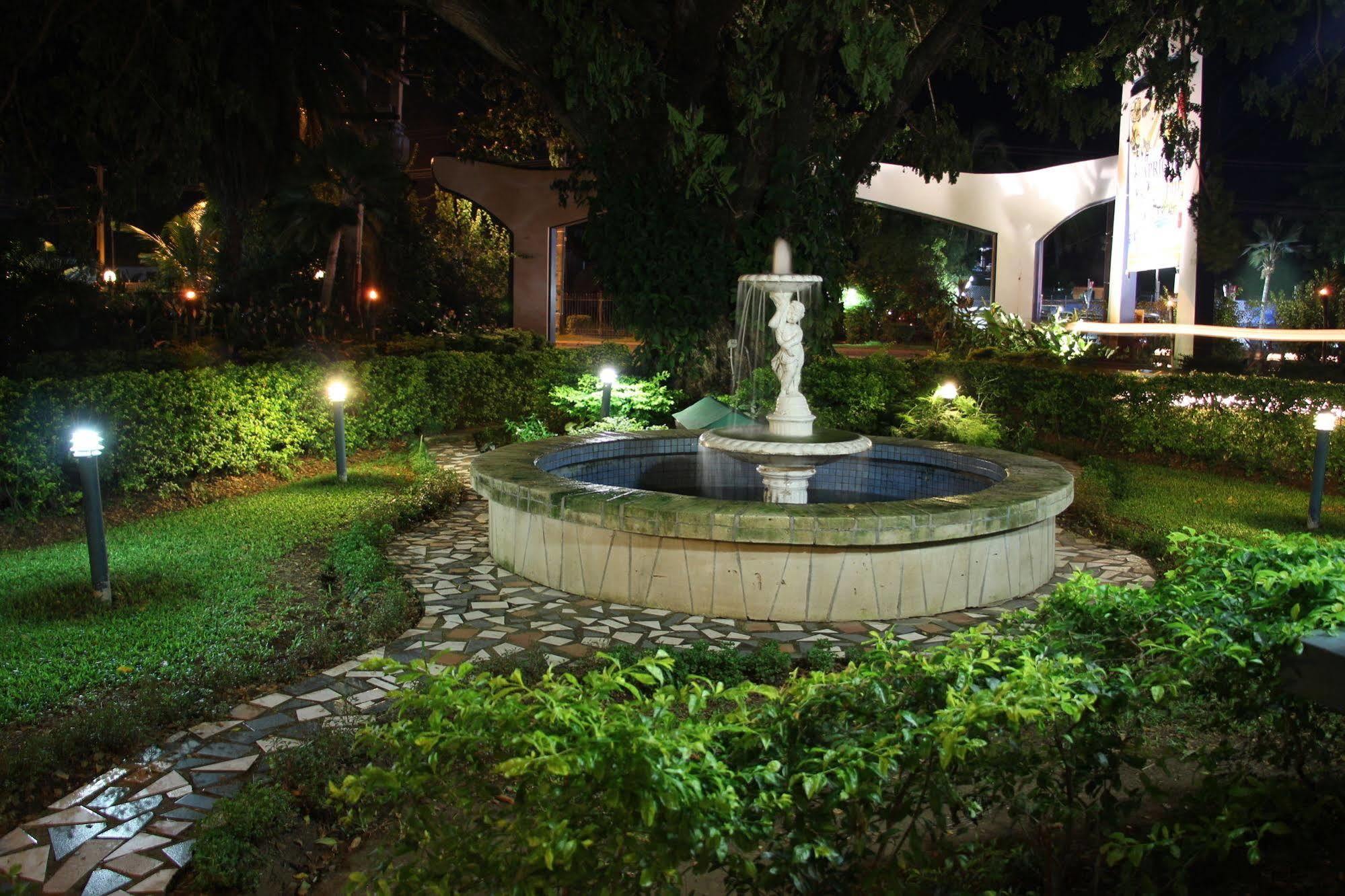 Capricorn International Hotel Nadi Exterior foto